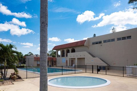 Condo in West Palm Beach, Florida, 2 bedrooms  № 1074615 - photo 1