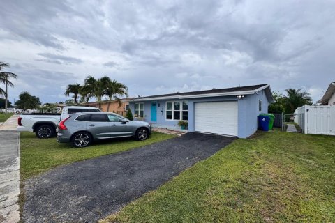 House in Sunrise, Florida 3 bedrooms, 143.81 sq.m. № 1828281 - photo 2