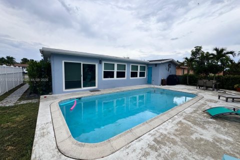 House in Sunrise, Florida 3 bedrooms, 143.81 sq.m. № 1828281 - photo 3