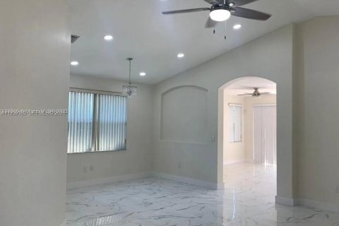 Casa en alquiler en Miami, Florida, 4 dormitorios, 206.52 m2 № 2007108 - foto 2