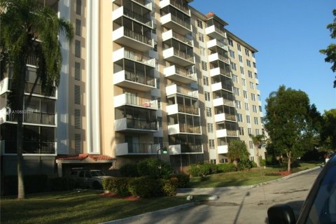 Condo in Lauderhill, Florida, 1 bedroom  № 1871372 - photo 8