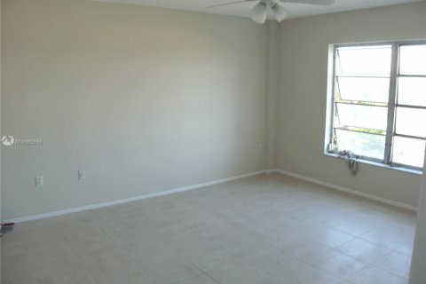 Condo in Lauderhill, Florida, 1 bedroom  № 1871372 - photo 3