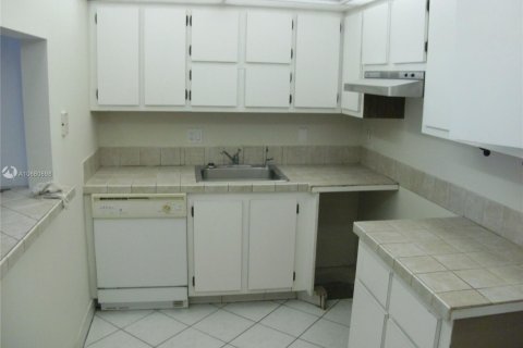 Condo in Lauderhill, Florida, 1 bedroom  № 1871372 - photo 4