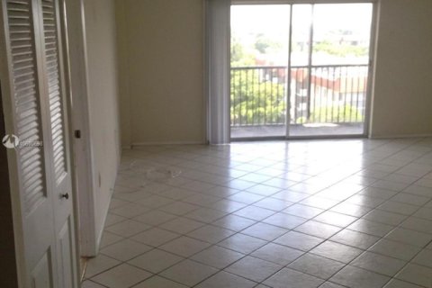 Condo in Lauderhill, Florida, 1 bedroom  № 1871372 - photo 15