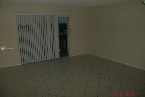 Condo in Lauderhill, Florida, 1 bedroom  № 1871372 - photo 9