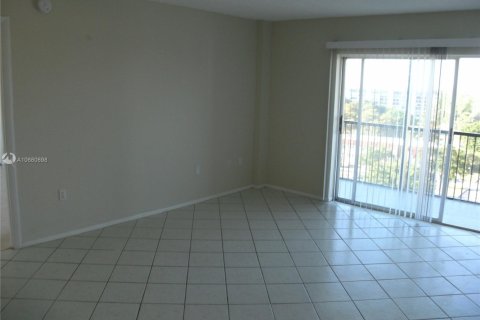 Condo in Lauderhill, Florida, 1 bedroom  № 1871372 - photo 1