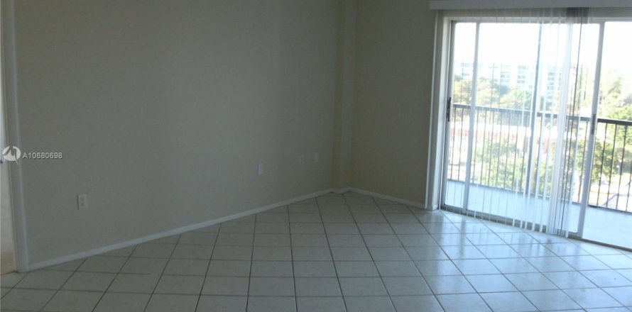 Condo in Lauderhill, Florida, 1 bedroom  № 1871372