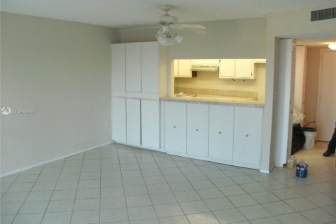 Condo in Lauderhill, Florida, 1 bedroom  № 1871372 - photo 7