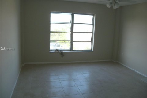 Condo in Lauderhill, Florida, 1 bedroom  № 1871372 - photo 2