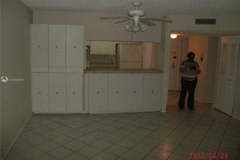 Condo in Lauderhill, Florida, 1 bedroom  № 1871372 - photo 10