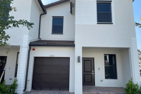 Townhouse in Pembroke Pines, Florida 3 bedrooms, 169.83 sq.m. № 2017475