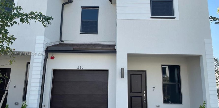 Townhouse in Pembroke Pines, Florida 3 bedrooms, 169.83 sq.m. № 2017475