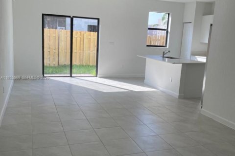 Townhouse in Pembroke Pines, Florida 3 bedrooms, 169.83 sq.m. № 2017475 - photo 4