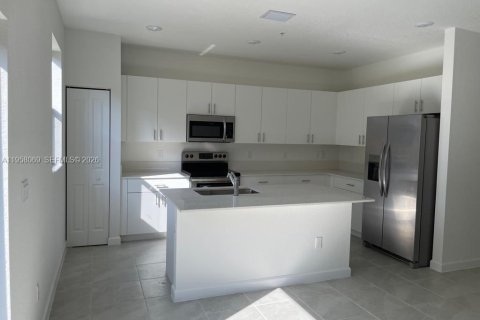 Townhouse in Pembroke Pines, Florida 3 bedrooms, 169.83 sq.m. № 2017475 - photo 5