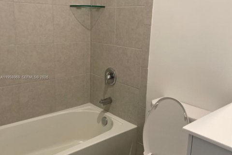 Townhouse in Pembroke Pines, Florida 3 bedrooms, 169.83 sq.m. № 2017475 - photo 14