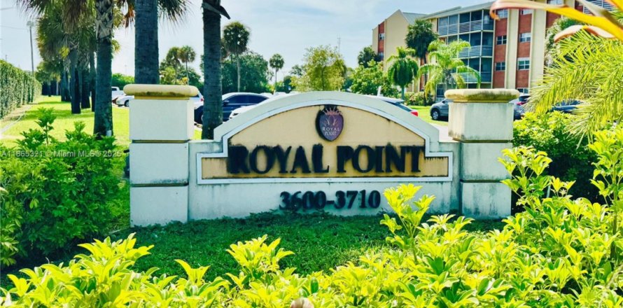 Condo in Lauderdale Lakes, Florida, 2 bedrooms № 1897412