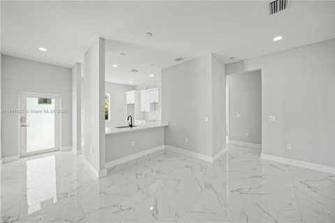 House in Lehigh Acres, Florida 3 bedrooms, 117.99 sq.m. № 1830277 - photo 8