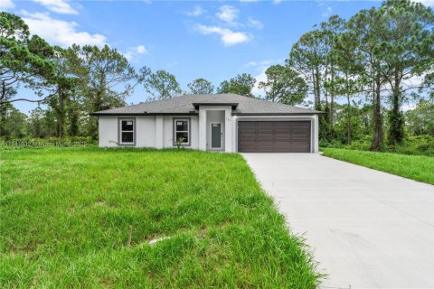 House in Lehigh Acres, Florida 3 bedrooms, 117.99 sq.m. № 1830277 - photo 2