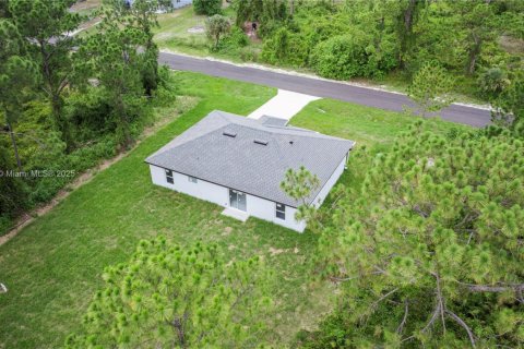 House in Lehigh Acres, Florida 3 bedrooms, 117.99 sq.m. № 1830277 - photo 3