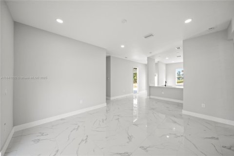 House in Lehigh Acres, Florida 3 bedrooms, 117.99 sq.m. № 1830277 - photo 6