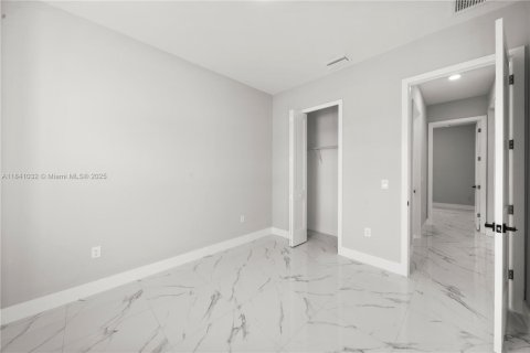 House in Lehigh Acres, Florida 3 bedrooms, 117.99 sq.m. № 1830277 - photo 9