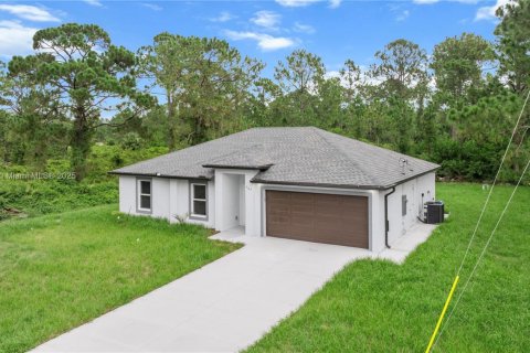 House in Lehigh Acres, Florida 3 bedrooms, 117.99 sq.m. № 1830277 - photo 1