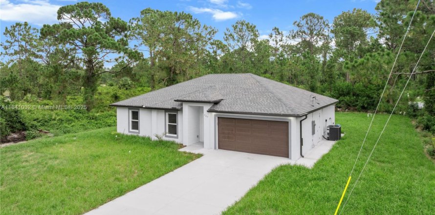 House in Lehigh Acres, Florida 3 bedrooms, 117.99 sq.m. № 1830277