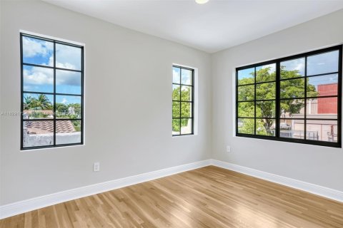 House in Miami, Florida 5 bedrooms, 217.02 sq.m. № 1804332 - photo 25