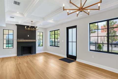 House in Miami, Florida 5 bedrooms, 217.02 sq.m. № 1804332 - photo 14
