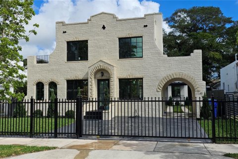House in Miami, Florida 5 bedrooms, 217.02 sq.m. № 1804332 - photo 30