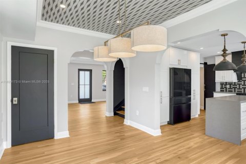 House in Miami, Florida 5 bedrooms, 217.02 sq.m. № 1804332 - photo 8