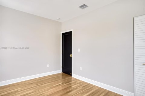 House in Miami, Florida 5 bedrooms, 217.02 sq.m. № 1804332 - photo 29