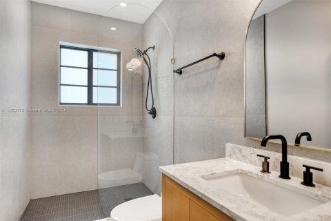 House in Miami, Florida 5 bedrooms, 217.02 sq.m. № 1804332 - photo 27