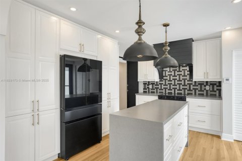 House in Miami, Florida 5 bedrooms, 217.02 sq.m. № 1804332 - photo 6