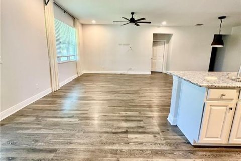 Villa ou maison à louer à Wesley Chapel, Floride: 4 chambres, 213.58 m2 № 2102415 - photo 6
