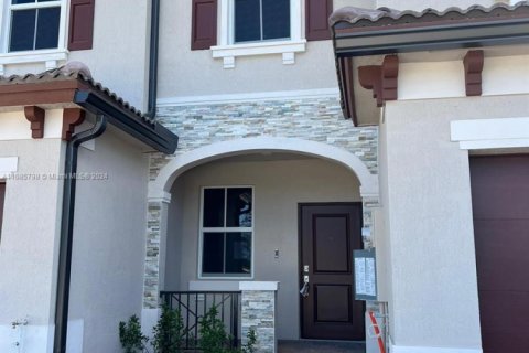 Townhouse in Miami, Florida 3 bedrooms, 133.97 sq.m. № 1763361 - photo 1