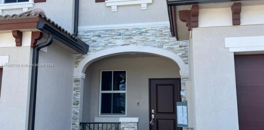 Townhouse in Miami, Florida 3 bedrooms, 133.97 sq.m. № 1763361