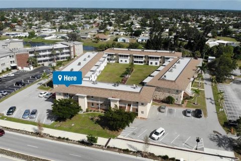 Condominio en venta en Port Charlotte, Florida, 1 dormitorio, 77.02 m2 № 1837476 - foto 1