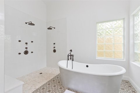 House in Wellington, Florida 5 bedrooms, 458.57 sq.m. № 2243247 - photo 23