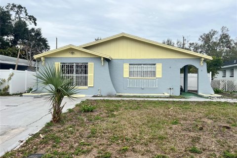 Casa en venta en Tampa, Florida, 4 dormitorios, 136.94 m2 № 1636607 - foto 1