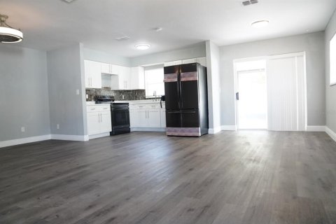 Casa en venta en Tampa, Florida, 4 dormitorios, 136.94 m2 № 1636607 - foto 2