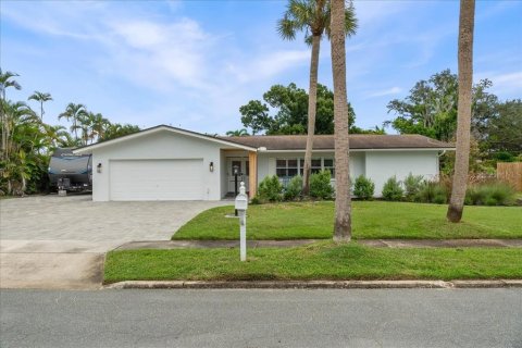 House in Fort Myers, Florida 3 bedrooms, 171.96 sq.m. № 1906150 - photo 1