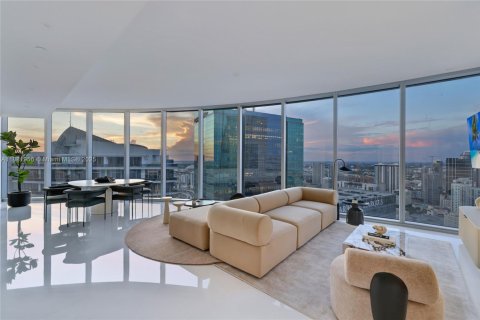 Condo in Miami, Florida, 1 bedroom  № 1924816 - photo 1