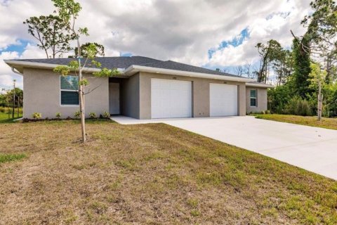 Propiedad comercial en venta en Port Charlotte, Florida, 6 dormitorios, 255.67 m2 № 2215354 - foto 2
