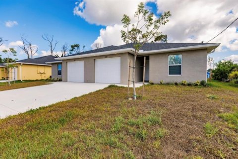 Propiedad comercial en venta en Port Charlotte, Florida, 6 dormitorios, 255.67 m2 № 2215354 - foto 3