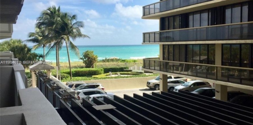 Студия в кондо в Серфсайд, Флорида № 2009347