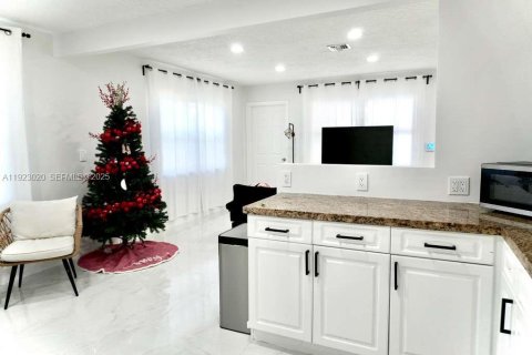 Villa ou maison à louer à Fort Lauderdale, Floride: 4 chambres, 122.91 m2 № 1976776 - photo 8