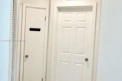 Villa ou maison à louer à Fort Lauderdale, Floride: 4 chambres, 122.91 m2 № 1976776 - photo 20