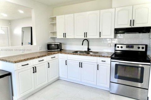 Villa ou maison à louer à Fort Lauderdale, Floride: 4 chambres, 122.91 m2 № 1976776 - photo 9