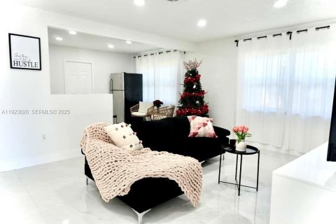 Villa ou maison à louer à Fort Lauderdale, Floride: 4 chambres, 122.91 m2 № 1976776 - photo 3